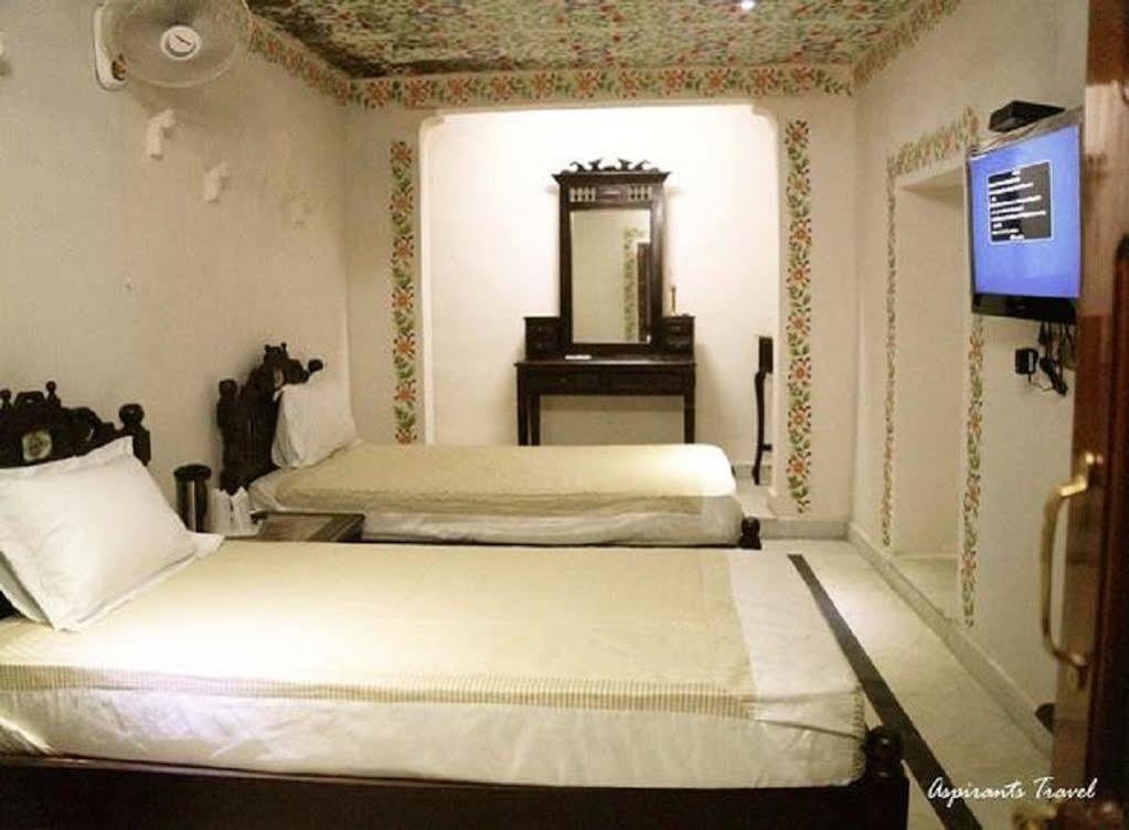 Hotel Suroth Mahal Luhāru Dış mekan fotoğraf