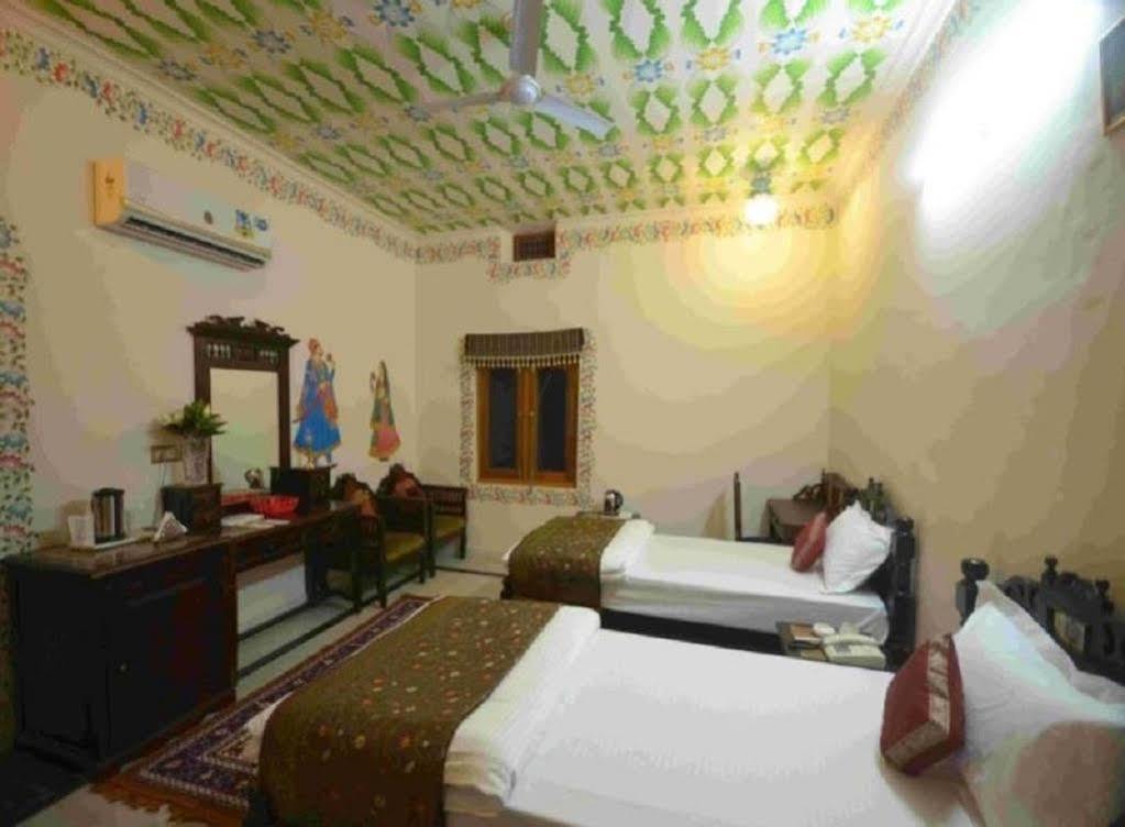 Hotel Suroth Mahal Luhāru Dış mekan fotoğraf